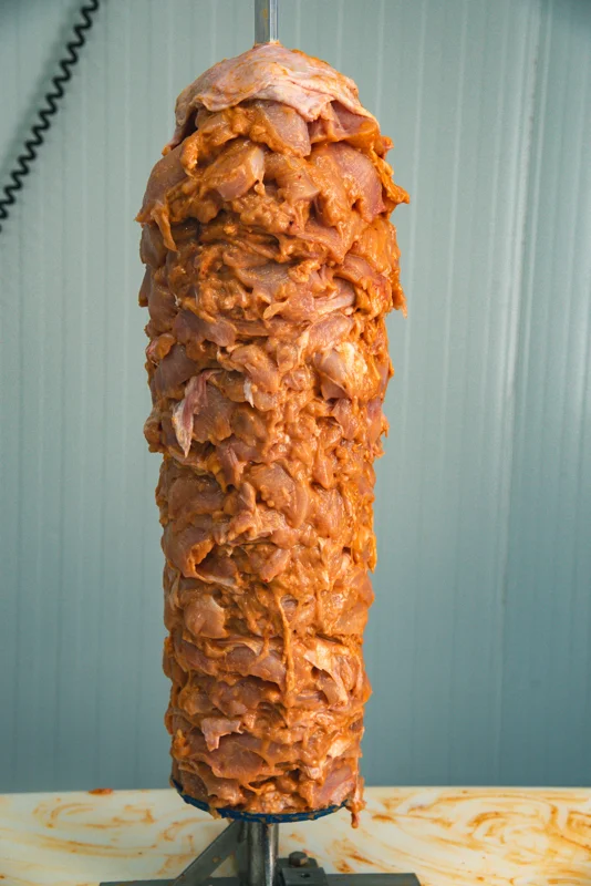Con de shaorma din carne de pui marinată, pregătit în producție